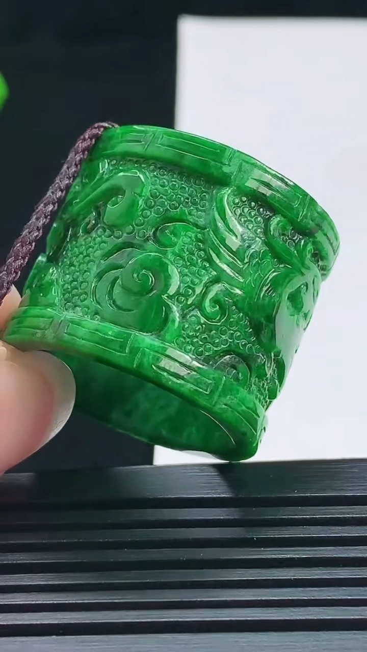 天然A货翡翠龙凤玉扳指 戒指，尺寸23-24.6-3.5 重量:19.24g2026年7月15日
工厂直销收藏佳品,种好水足，色泽均匀，有种有色，上手高大气！