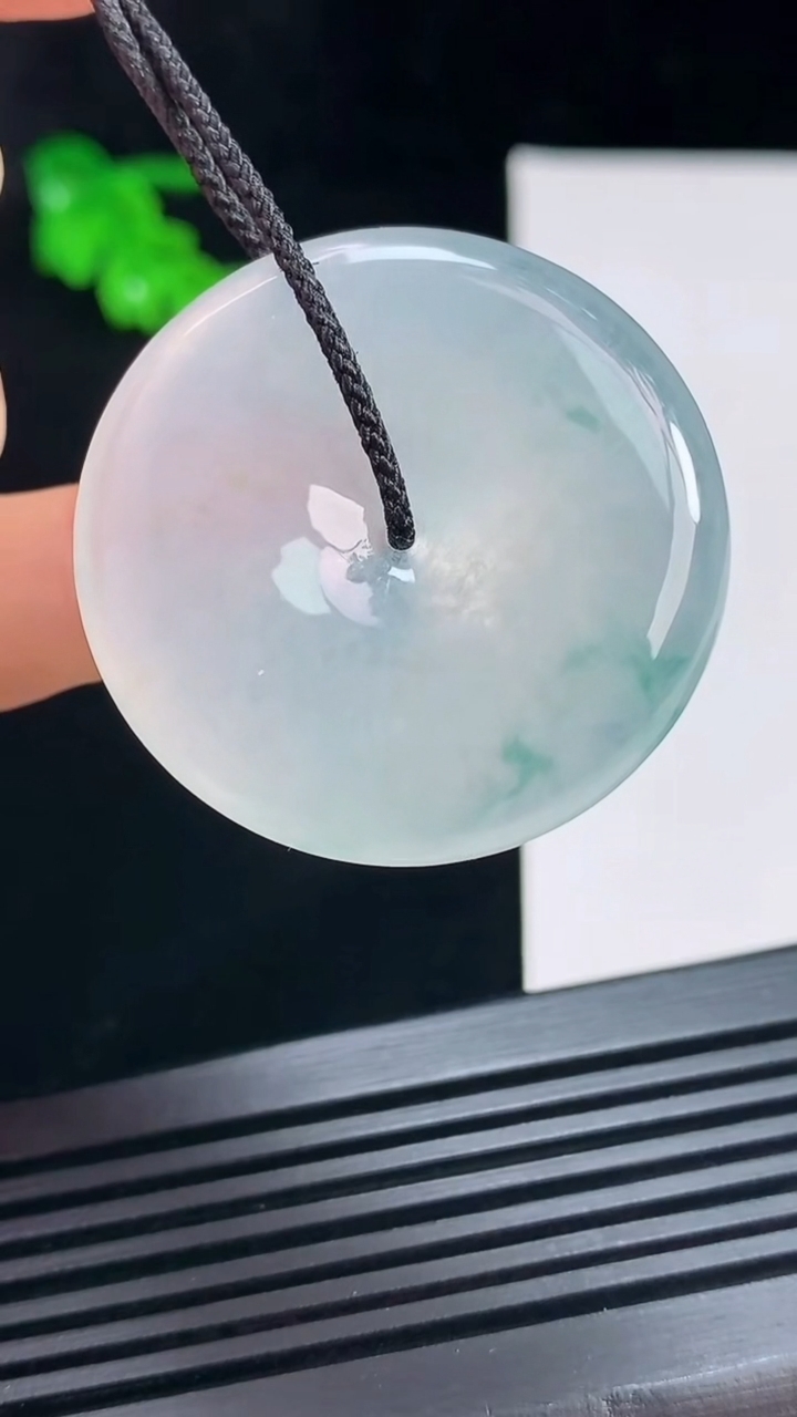 天然A货翡翠种飘花平安扣吊坠，尺寸36-6 重量:17.26g
7月15日