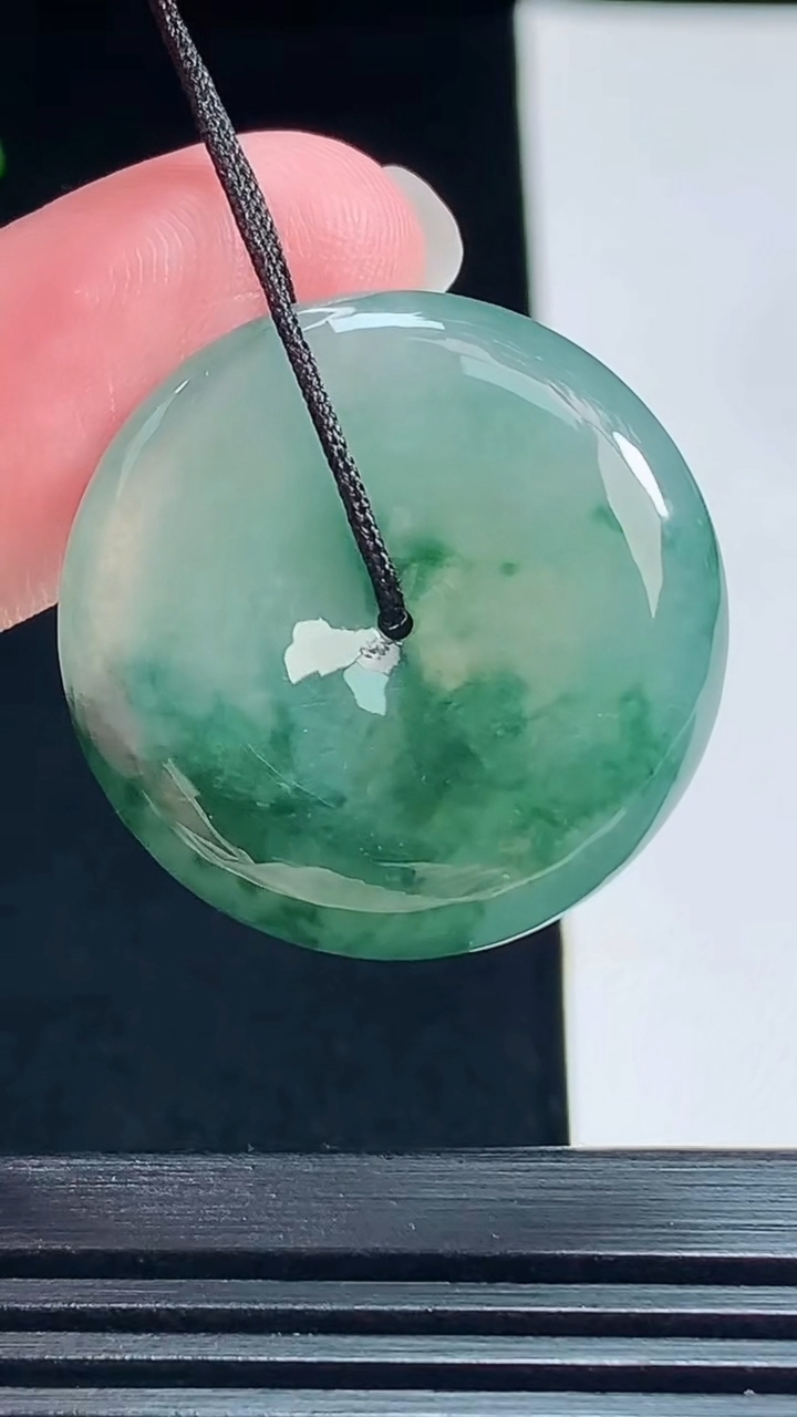 天然A货翡翠飘花平安扣吊坠，尺寸26.5-5.6 重量:8.49g
7月15日