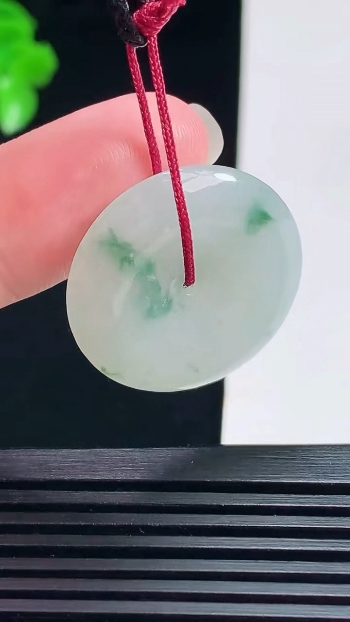 天然A货翡翠飘花平安扣吊坠，尺寸25-5 重量:6.58g
7月15日