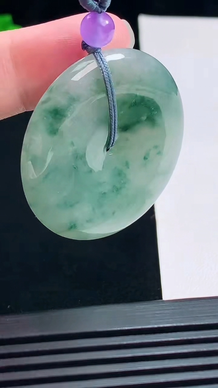 天然A货翡翠飘花平安扣吊坠，尺寸39.2-5 重量:18.28g
7月15日