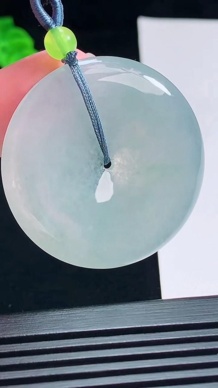 天然A货翡翠平安扣吊坠，尺寸40-5.2 重量:19.27g
7月15日