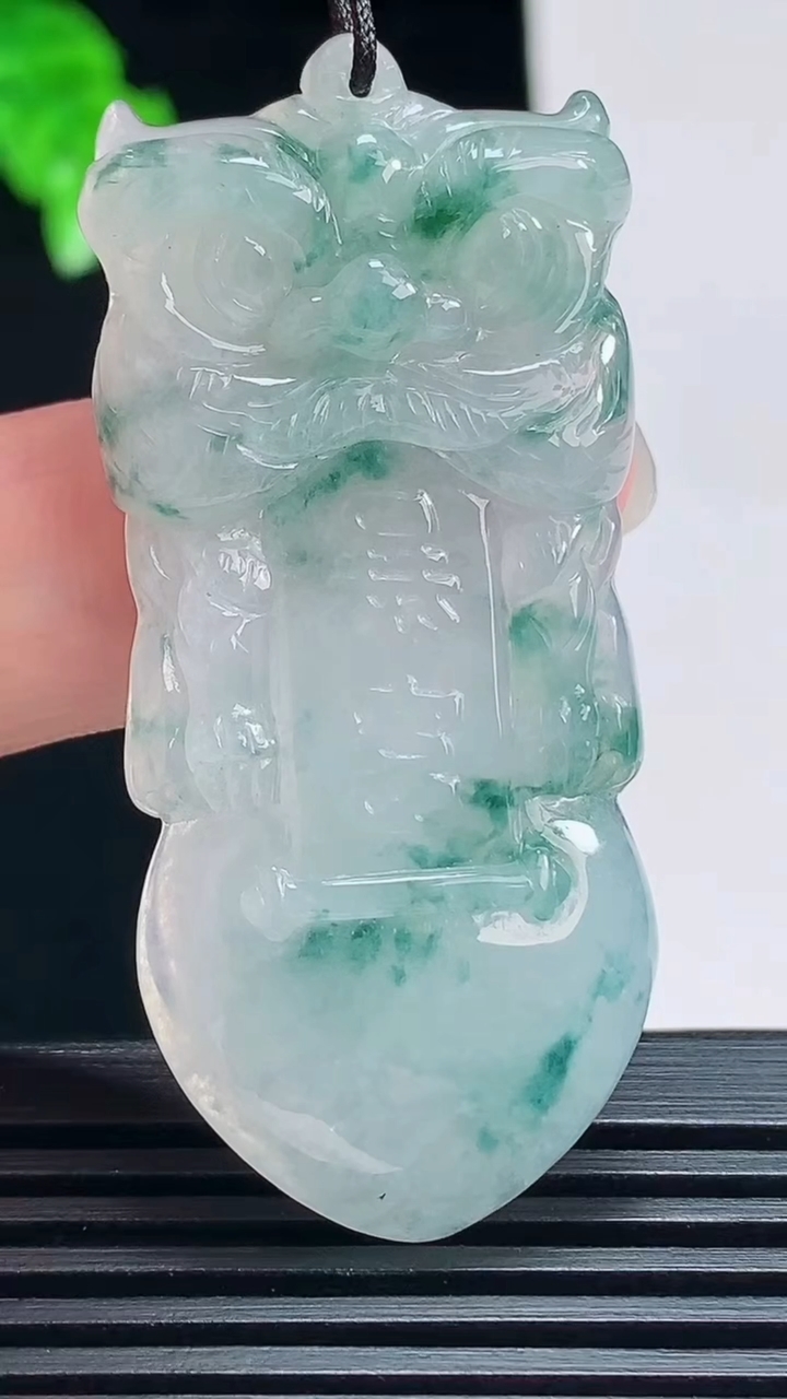 天然A货翡翠飘花狮子牌吊坠，尺寸53-24.5-6 重量:13.8g
7月15日