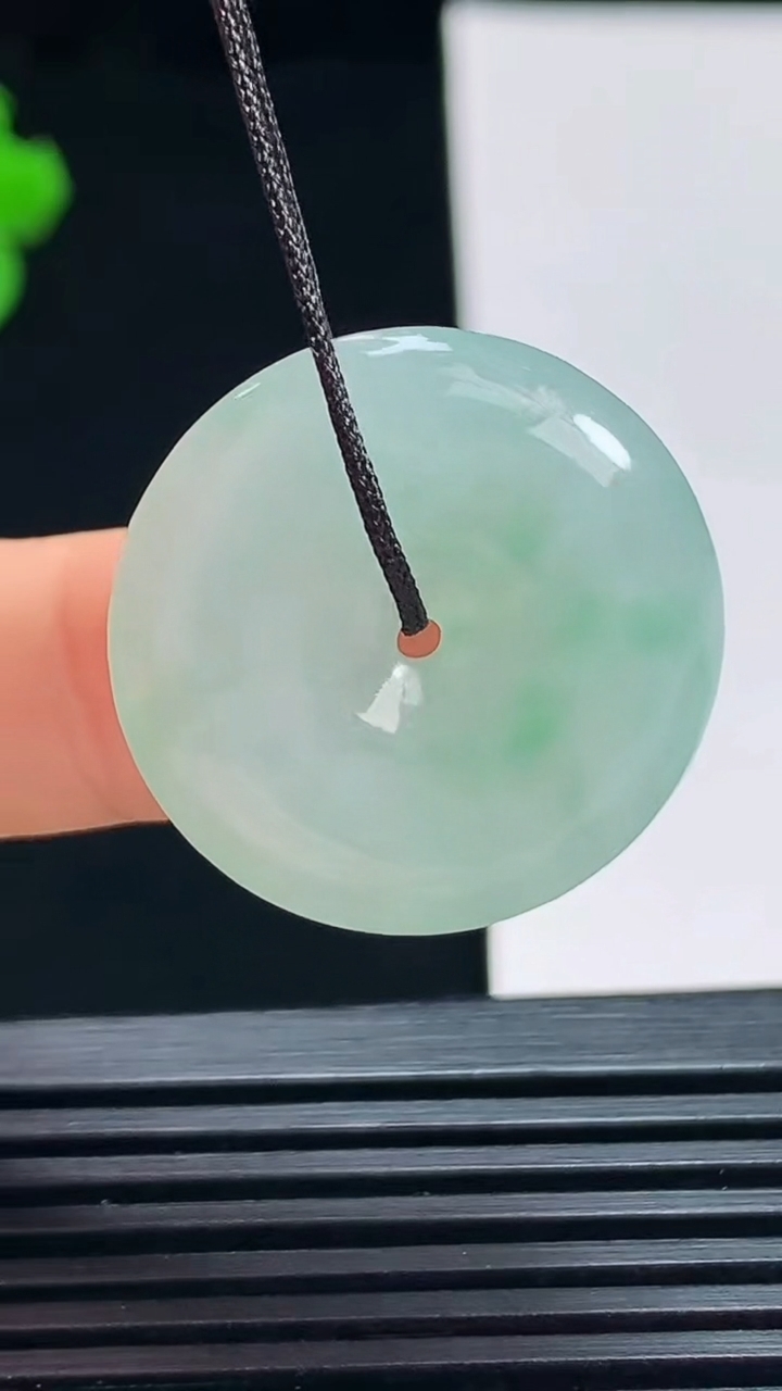 天然A货翡翠平安扣吊坠，尺寸24-5.6 重量:7.00g
7月15日