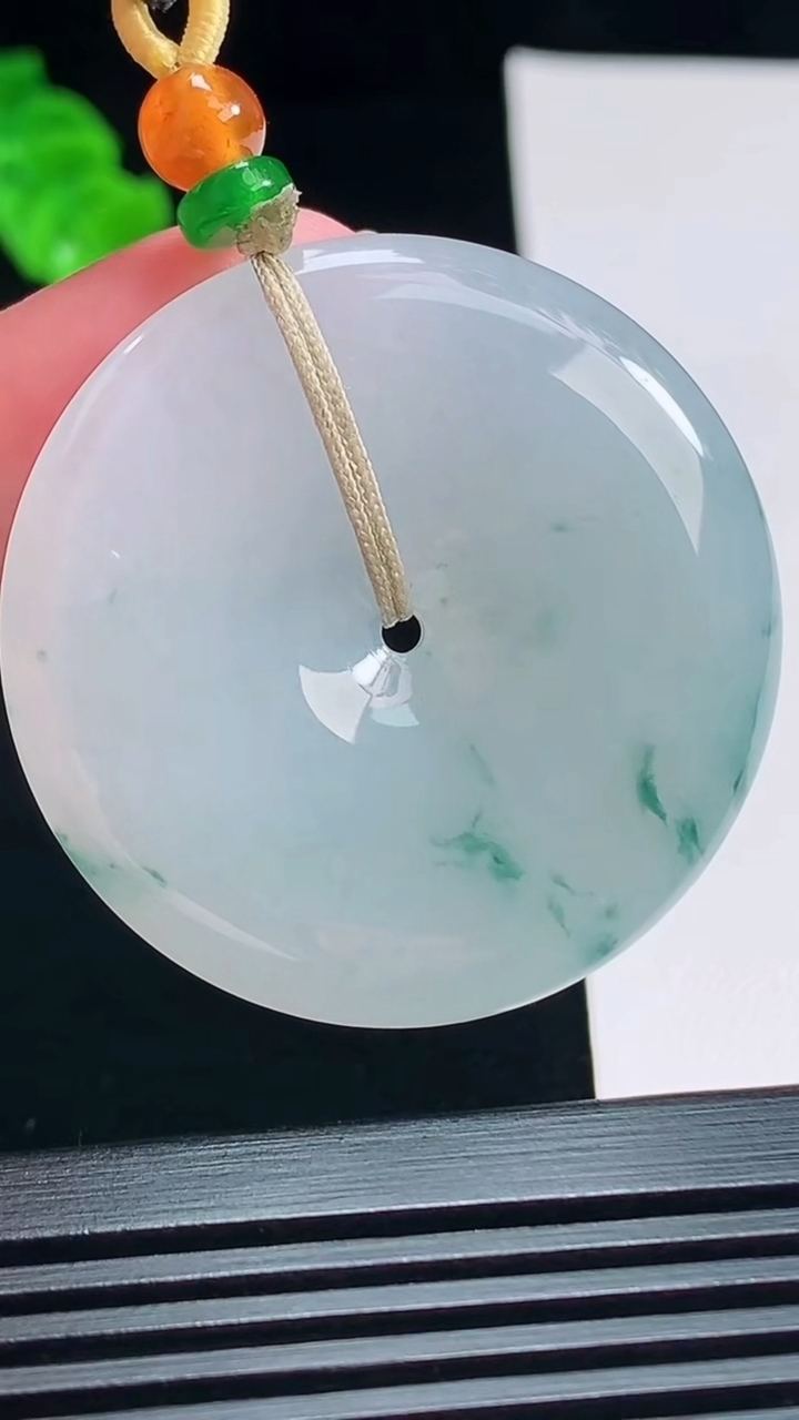 天然A货翡翠冰种飘花平安扣吊坠，尺寸39.6-5.8 重量:20.79g
7月15日