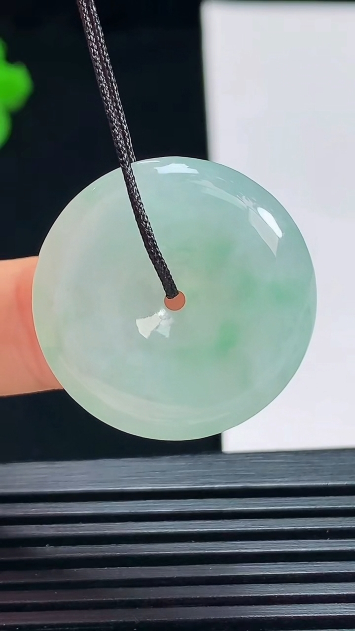 天然A货翡翠平安扣吊坠，尺寸24-5.6 重量:7.00g
7月15日