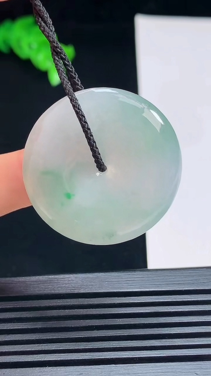 天然A货翡翠平安扣吊坠，尺寸32-5.5 重量:12.38g
7月15日
