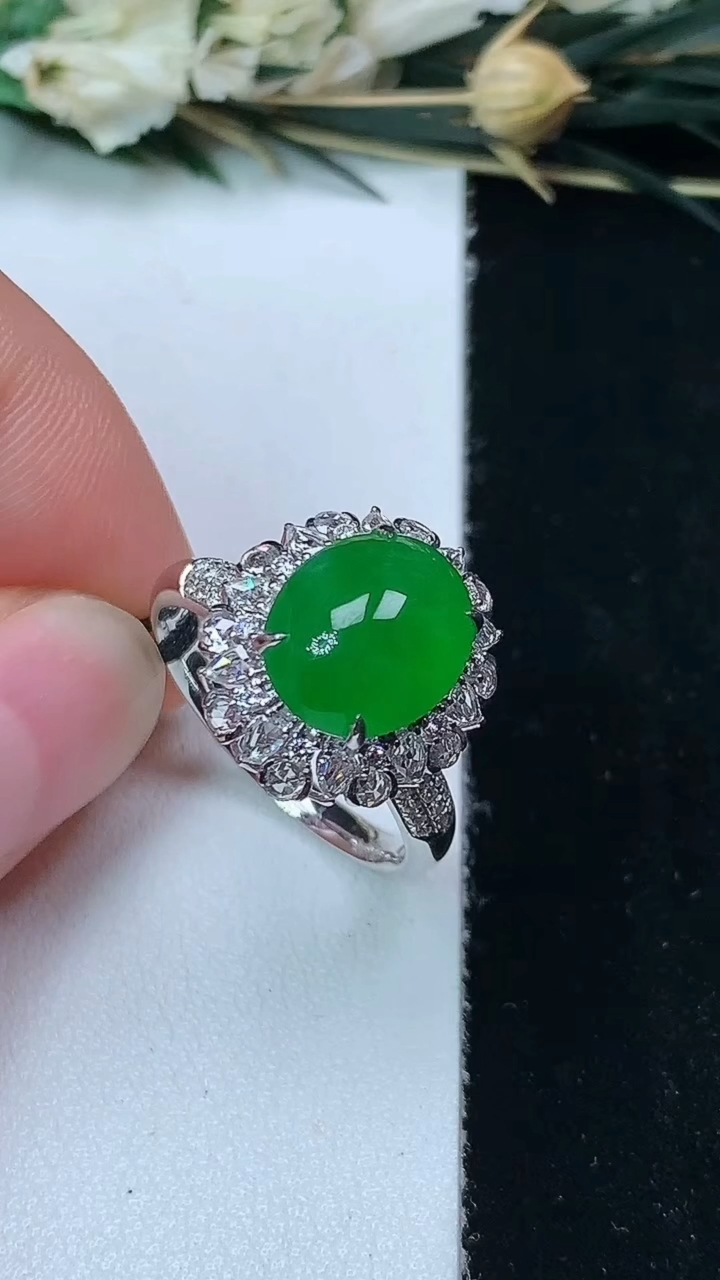 天然A货翡翠蛋面戒指，尺寸17.6-10.6-8.7，重量:4.21g2026年7月15日
工厂直销