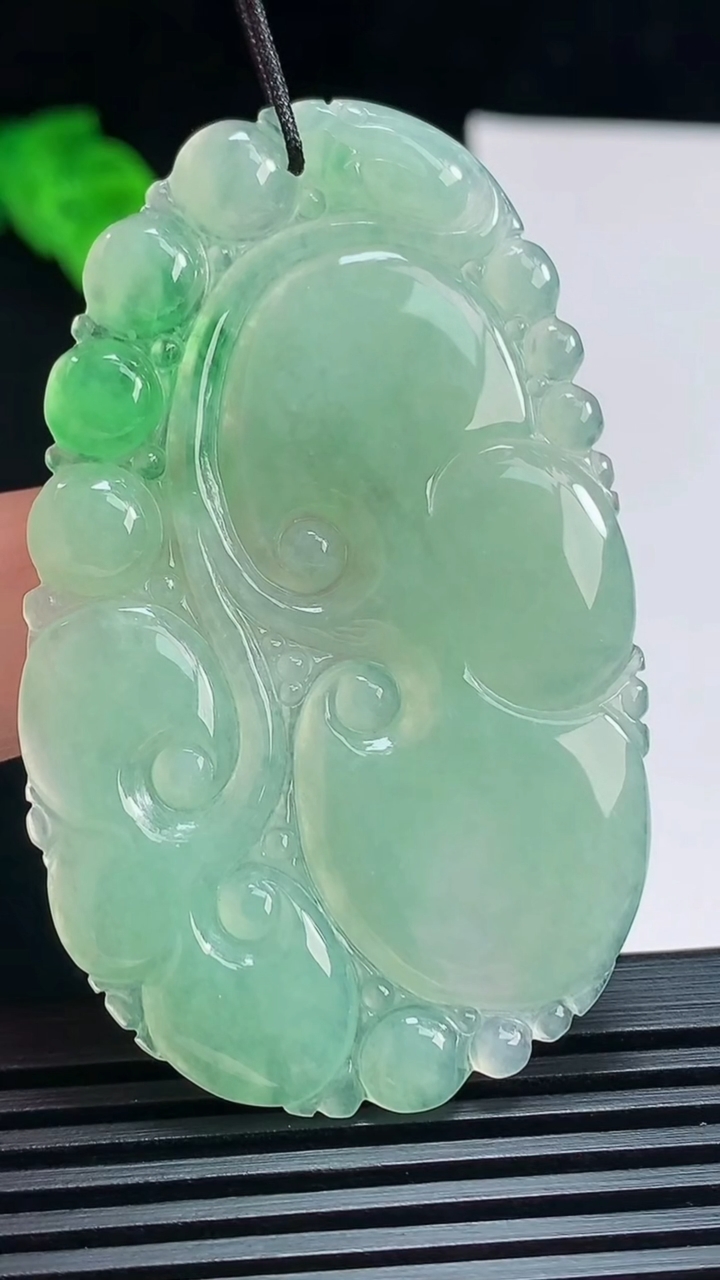 天然A货翡翠如意吊坠，尺寸58.6-36.2-3 重量:13.33g
7月15日
