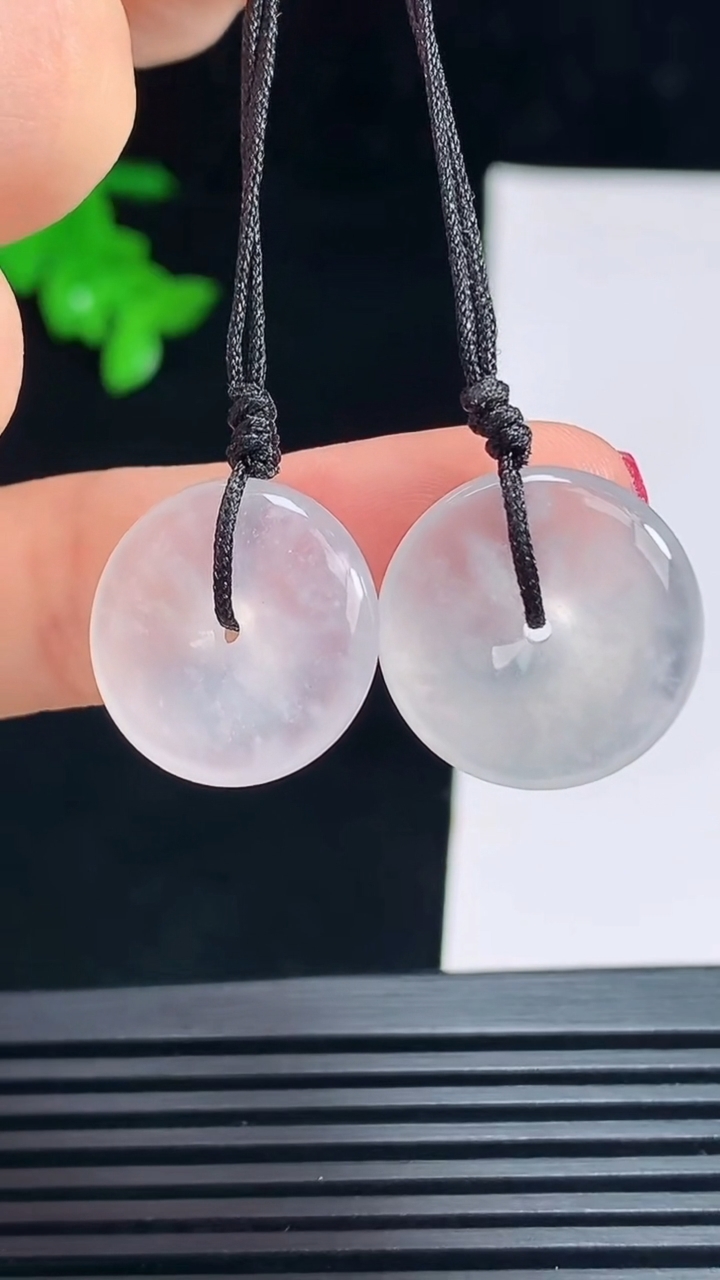天然A货翡翠种白冰平安扣吊坠一对，尺寸17-4.2 重量:5.30g
7月15日