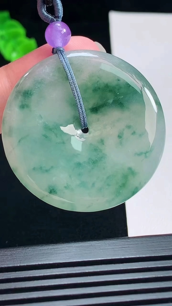 天然A货翡翠飘花平安扣吊坠，尺寸39.2-5 重量:18.28g
7月15日