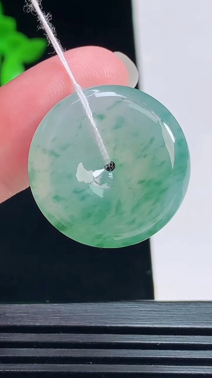 天然A货翡翠冰种飘花平安扣吊坠，尺寸23-5.6 重量:6.62g
7月15日