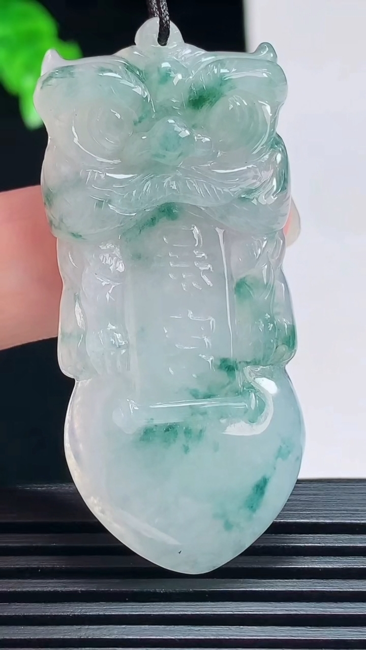 天然A货翡翠飘花狮子牌吊坠，尺寸53-24.5-6 重量:13.8g
7月15日