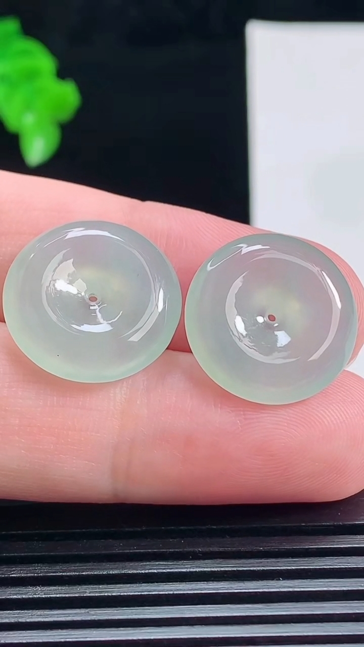 天然A货翡翠平安扣吊坠一对，尺寸18-4.8 重量:6.00g
7月15日