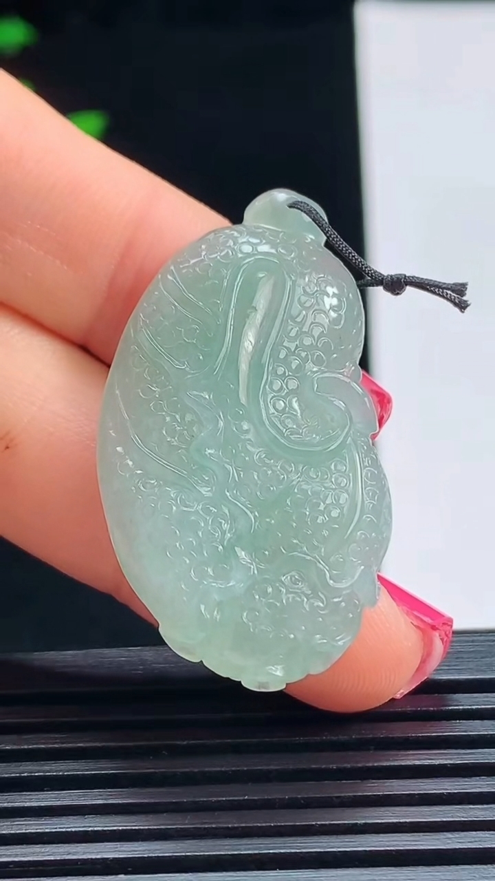 天然A货翡翠白菜吊坠，尺寸37-20-6 重量:7.79g
7月15日