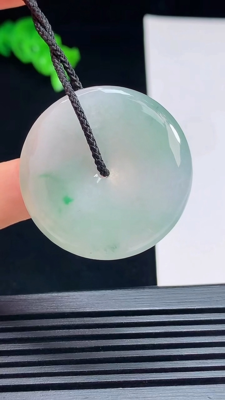 天然A货翡翠平安扣吊坠，尺寸32-5.5 重量:12.38g
7月15日