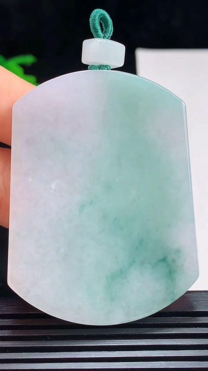 天然A货翡翠飘花无事牌吊坠，尺寸54-40.6-5.5 重量:36.68g
7月15日