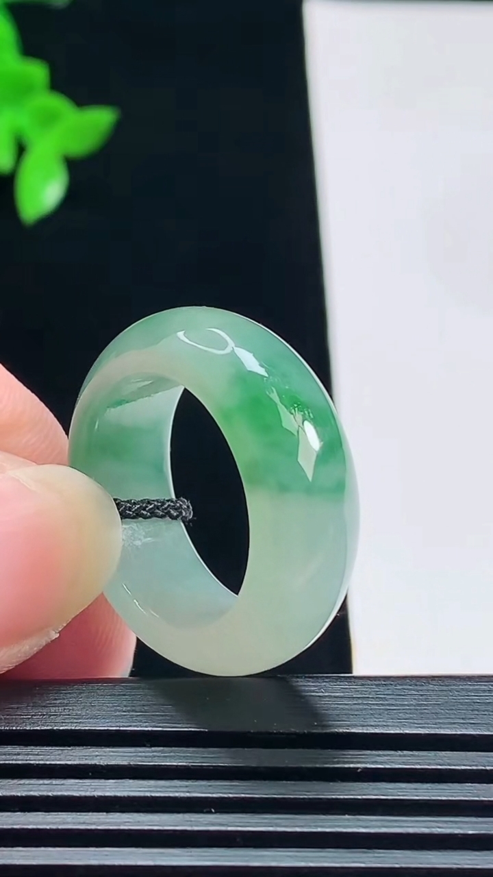 天然A货翡翠玉指环 戒指，尺寸18.6-8.8-4.5 重量:8.02g2026年7月15日
工厂直