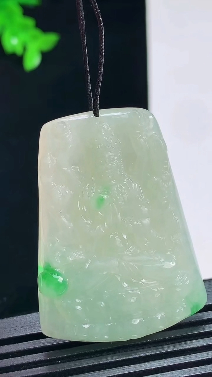 天然A货翡翠千手观音菩萨吊坠，尺寸43.6-32-5.8 重量:16.67g
7月15日