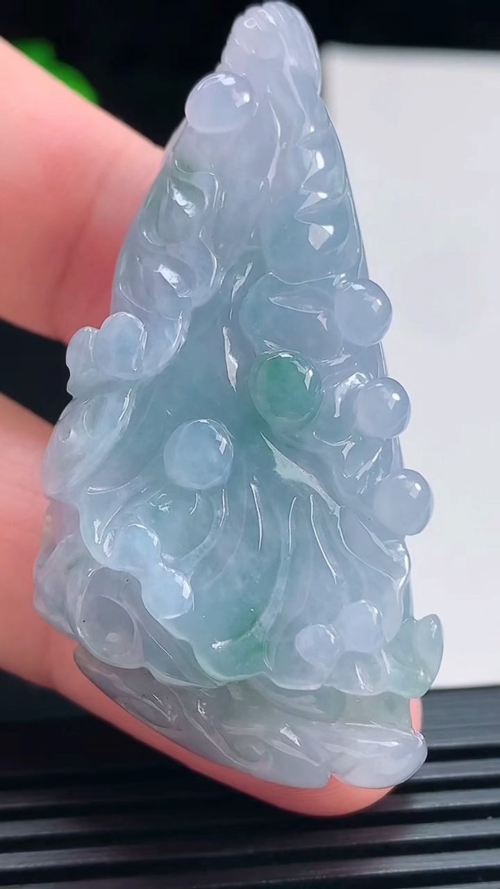 天然A货翡翠紫罗兰 飘花白菜吊坠，尺寸55-27.6-13 重量:30.36g
7月15日