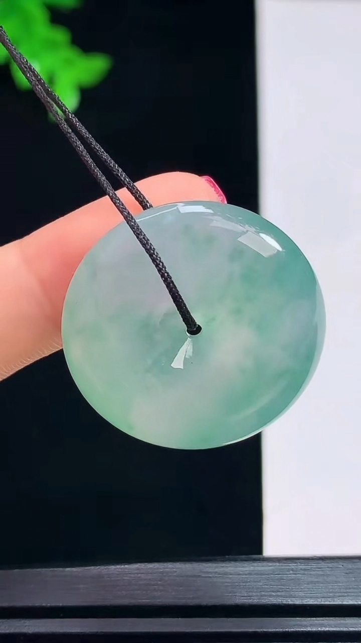 天然A货翡翠种飘花平安扣吊坠，尺寸26.3-6.6 重量:9.67g
7月15日