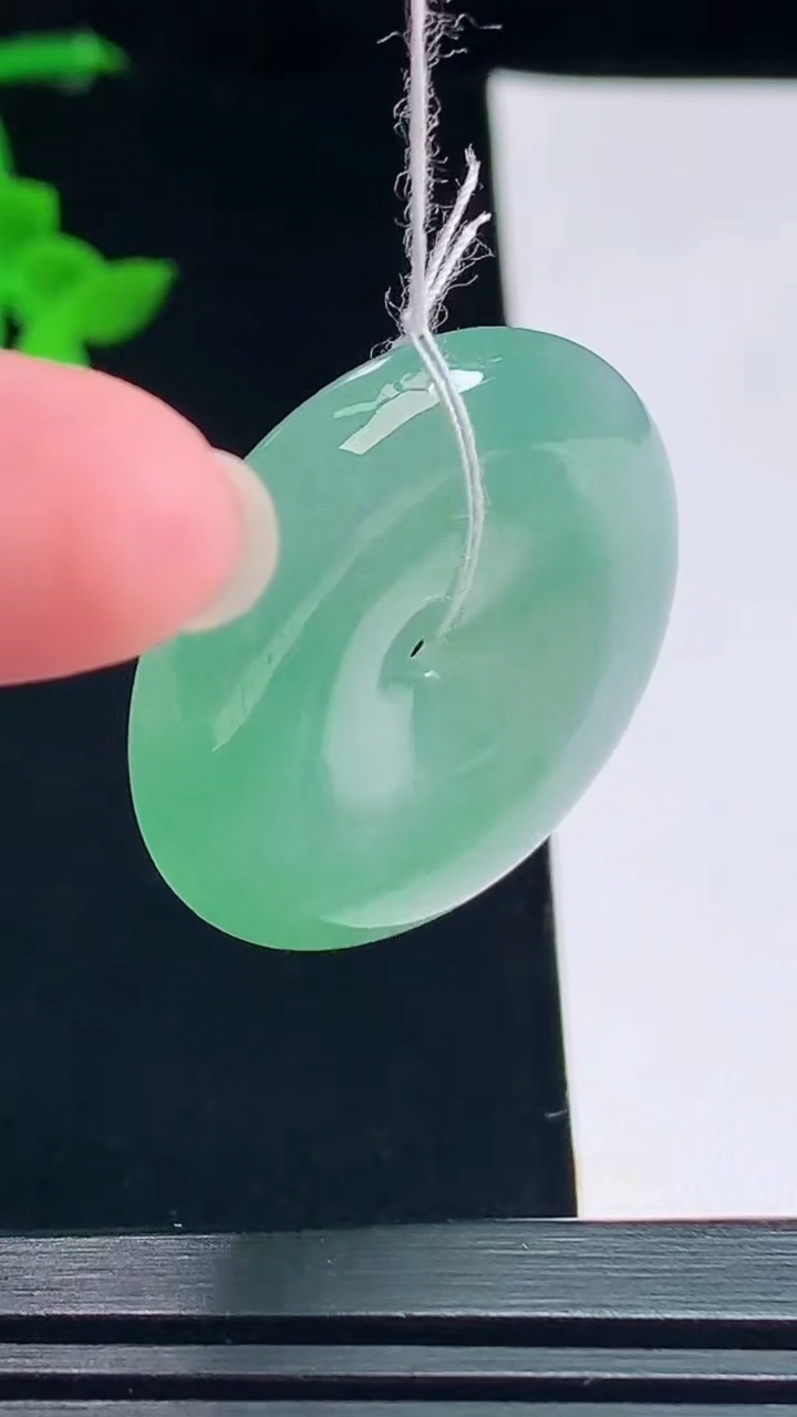 天然A货翡翠平安扣吊坠，尺寸30.8-6.5 重量:13.12g
7月15日