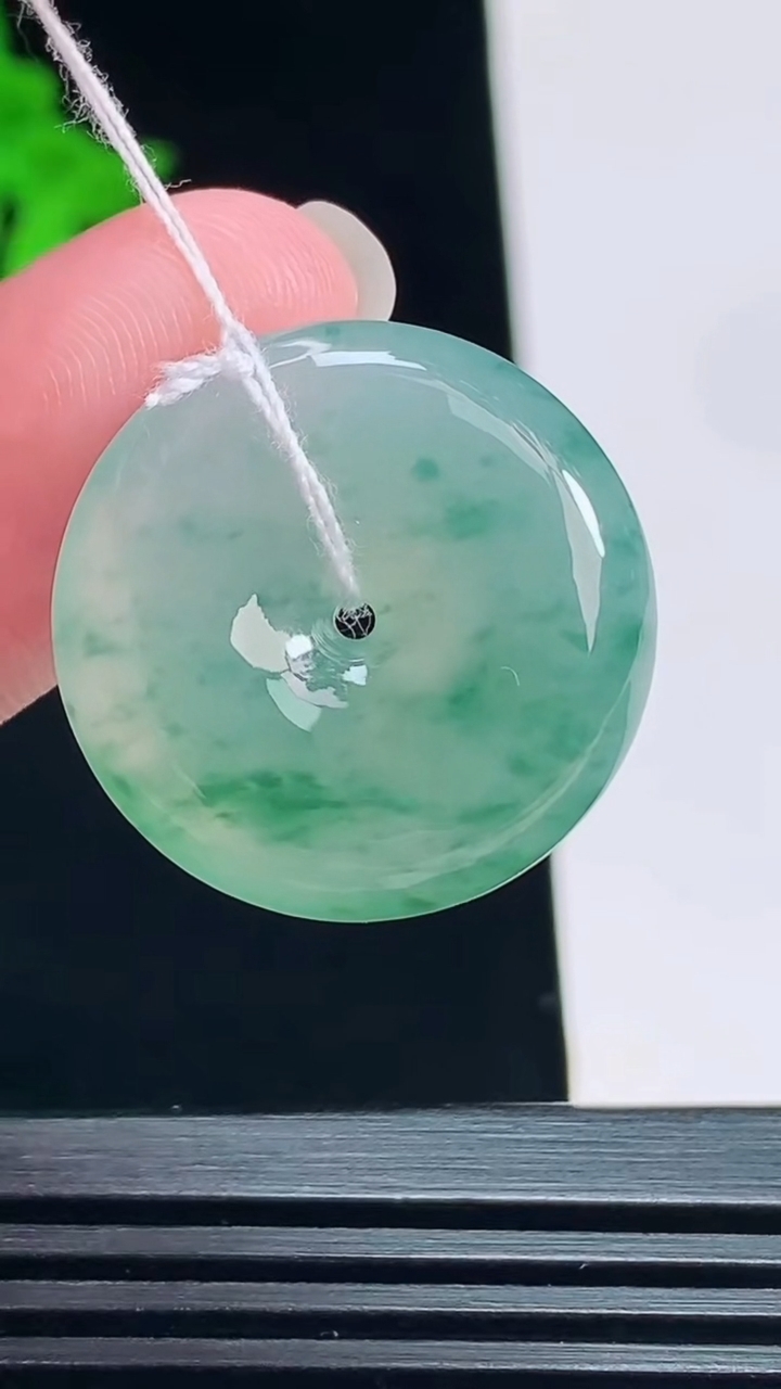 天然A货翡翠冰种飘花平安扣吊坠，尺寸23-5.6 重量:6.62g
7月15日