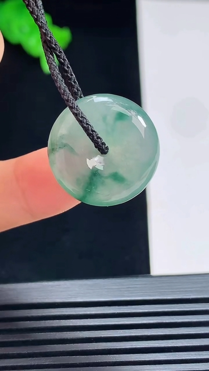 天然A货翡翠飘花平安扣吊坠，尺寸19-5.5 重量:4.00g
7月15日