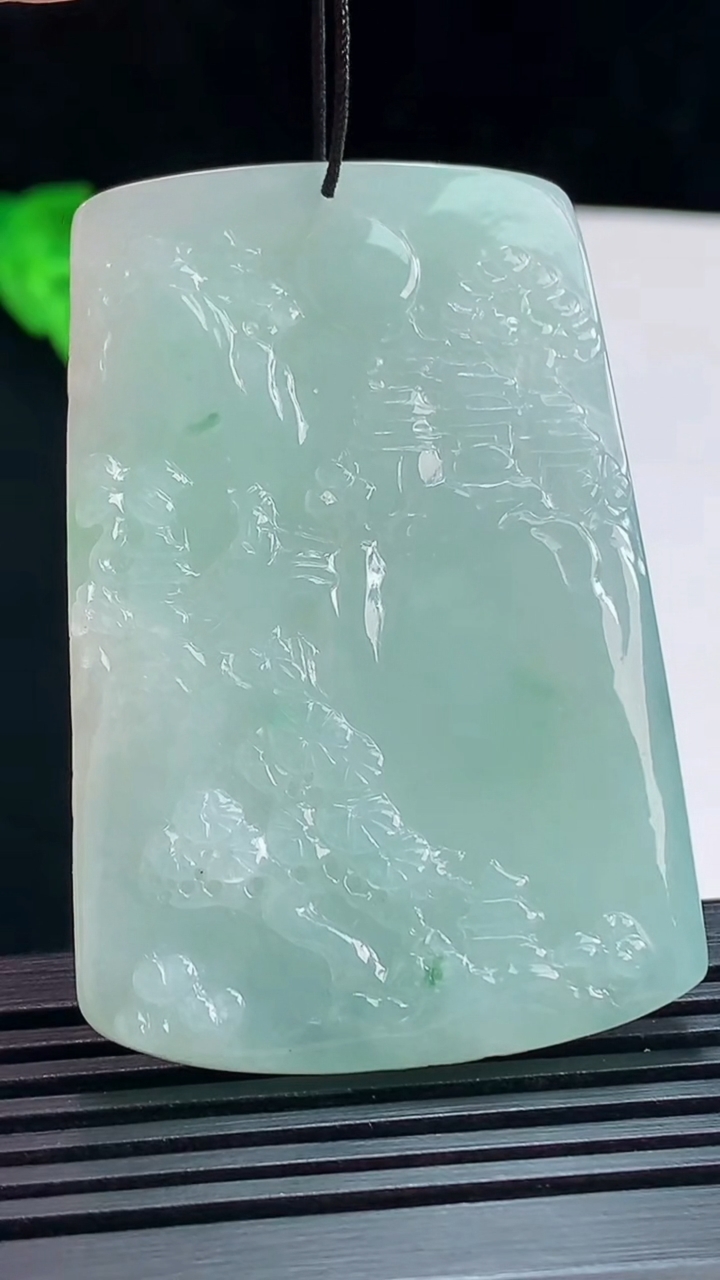 天然A货翡翠山水牌吊坠，尺寸56-37.5-5.8重量:28.36g
7月15日