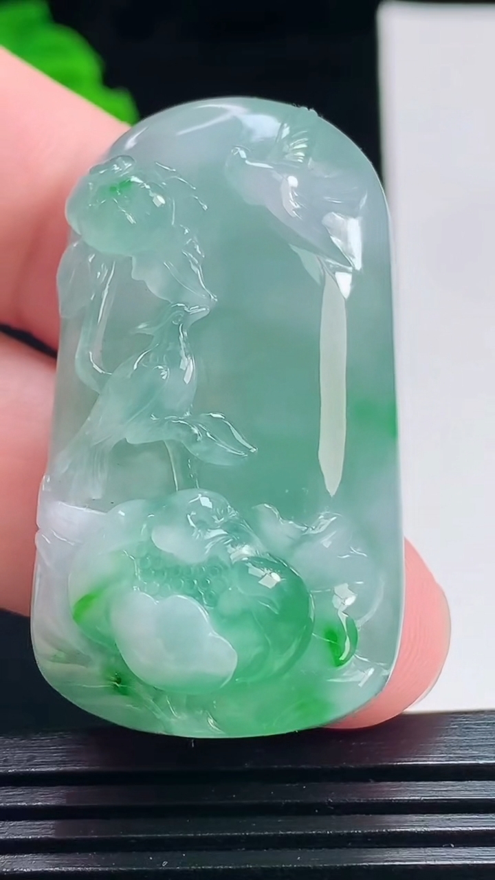 天然A货翡翠喜上眉梢吊坠，尺寸44-24.6-13.3 重量:27.20g
7月15日