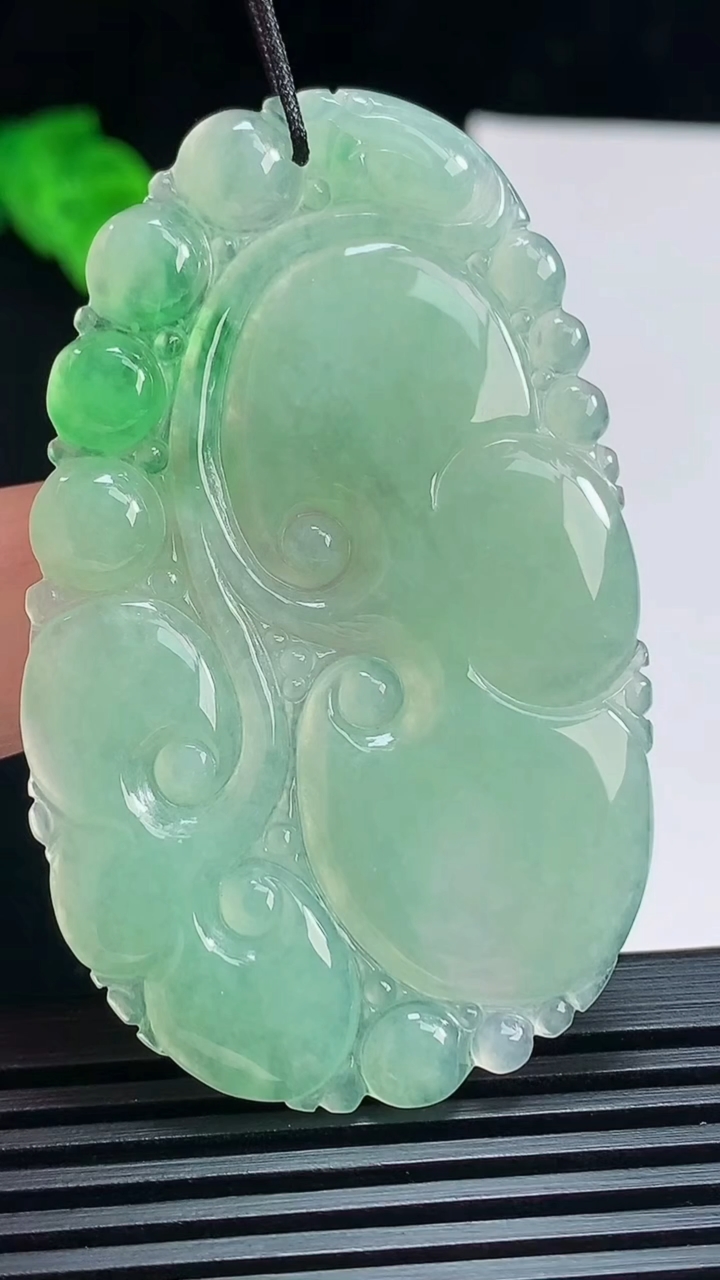 天然A货翡翠如意吊坠，尺寸58.6-36.2-3 重量:13.33g
7月15日