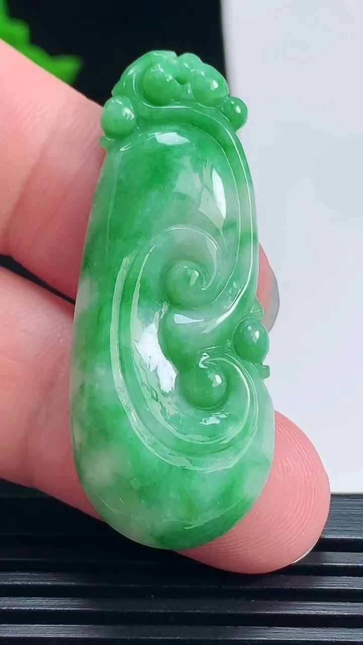 天然A货翡翠如意吊坠，尺寸45.8-18.3-6.3 重量:9.12g
7月15日