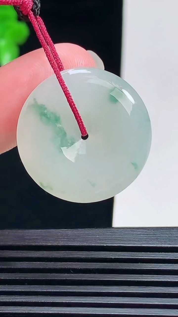 天然A货翡翠飘花平安扣吊坠，尺寸25-5 重量:6.58g
7月15日