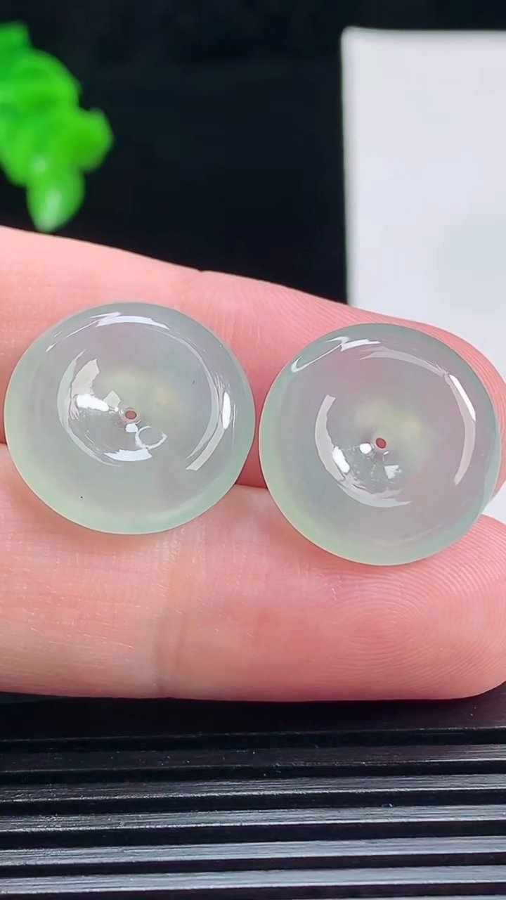 天然A货翡翠平安扣吊坠一对，尺寸18-4.8 重量:6.00g
7月15日
