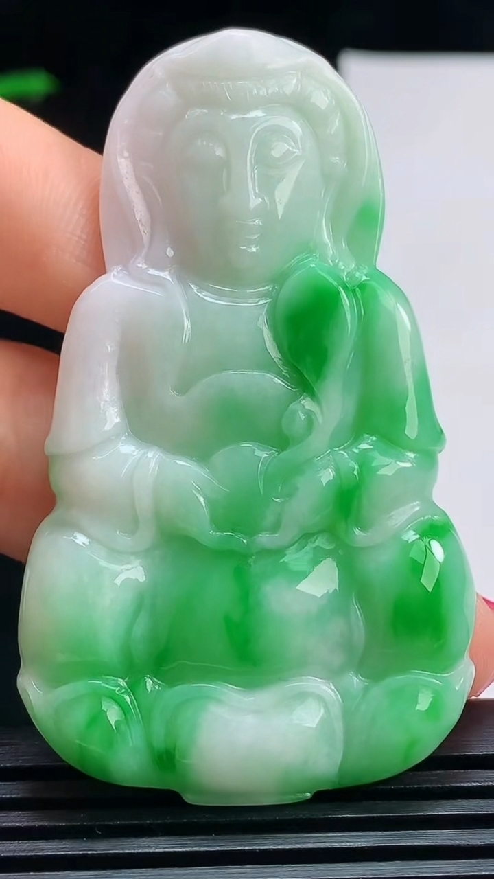 天然A货翡翠正装观音吊坠，尺寸61-36-6 重量:24.54g
7月15日