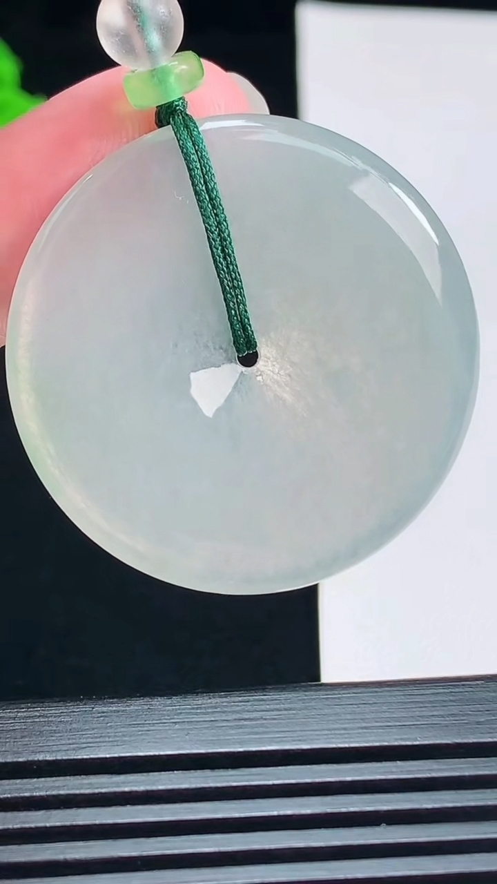 天然A货翡翠平安扣吊坠，尺寸36-4.5 重量:14.37g
7月15日