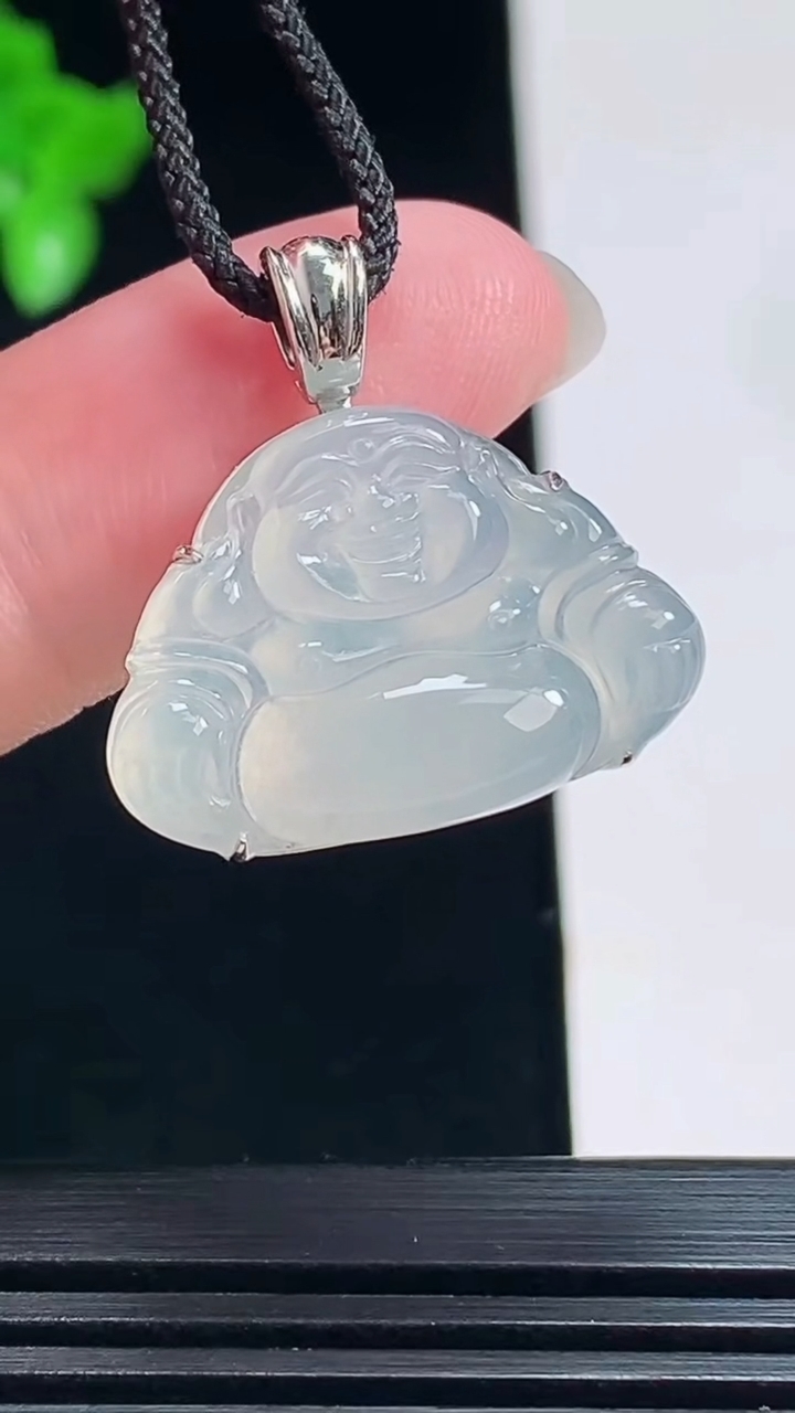 天然A货翡翠种白冰佛公吊坠，尺寸23-23-7，裸石16-23 重量:3.41g
7月15日
