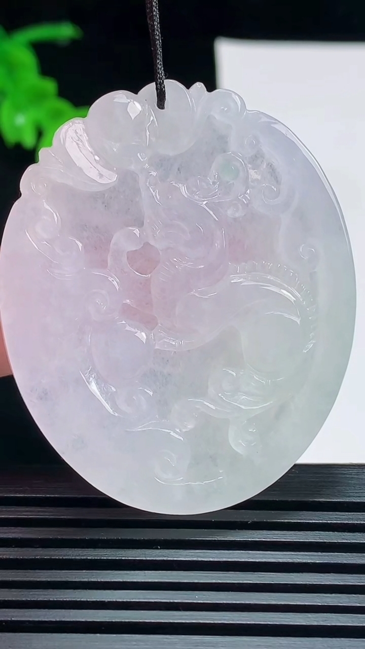 天然A货翡翠春带彩 紫罗兰仿古龙牌吊坠，尺寸49-40.6-5.2 重量:23.74g
7月15日