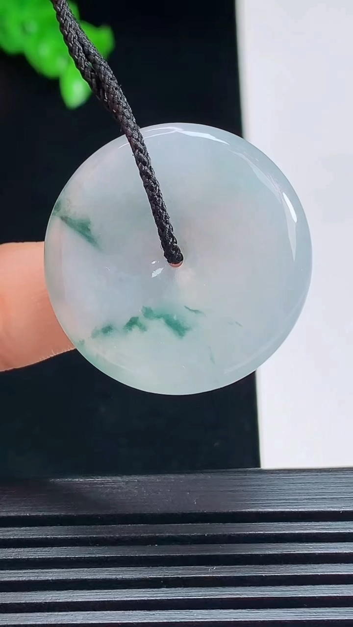 天然A货翡翠飘花平安扣吊坠，尺寸28.6-5 重量:8.77g
7月15日