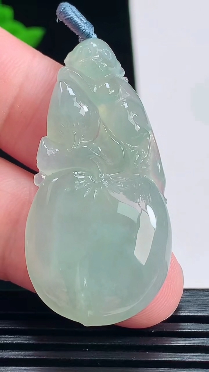 天然A货翡翠寿桃吊坠，尺寸45-22.3-6 重量:10.57g
7月15日