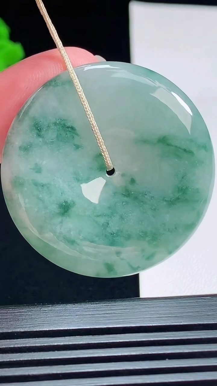 天然A货翡翠飘花平安扣吊坠，尺寸38-5.2 重量:16.92g
7月15日