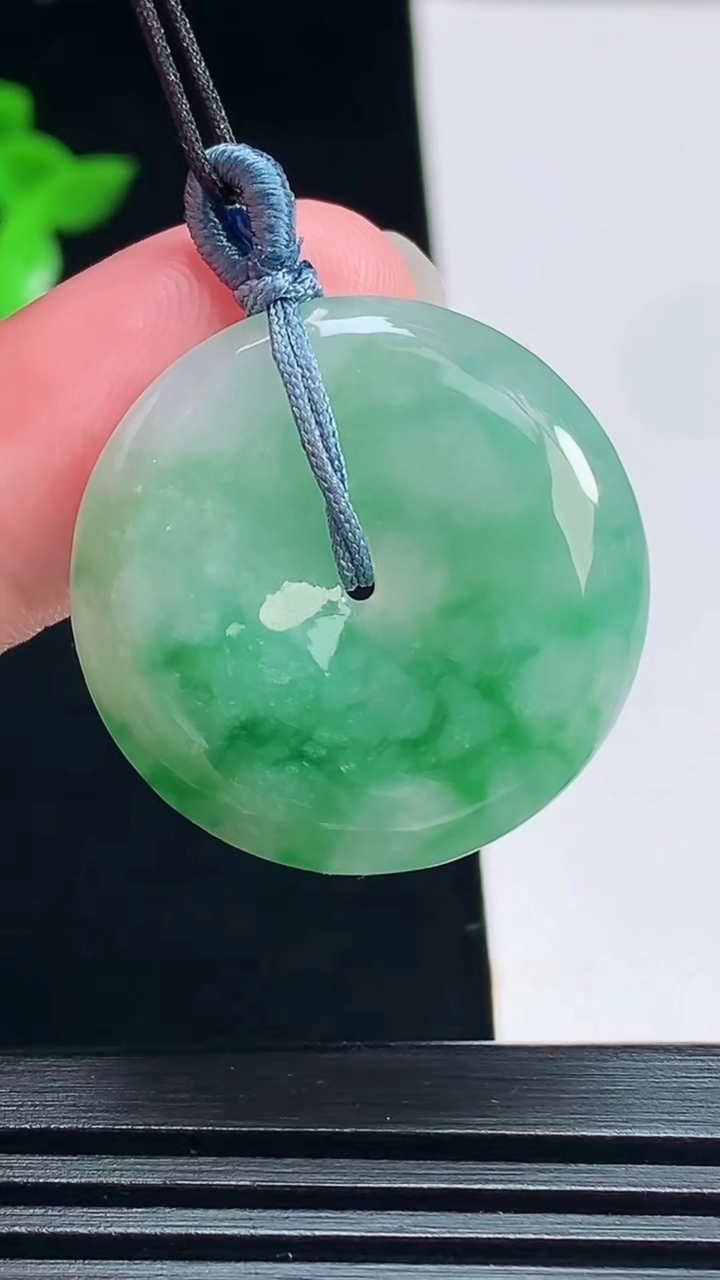 天然A货翡翠平安扣吊坠，尺寸27.5-5.5 重量:8.83g
7月15日