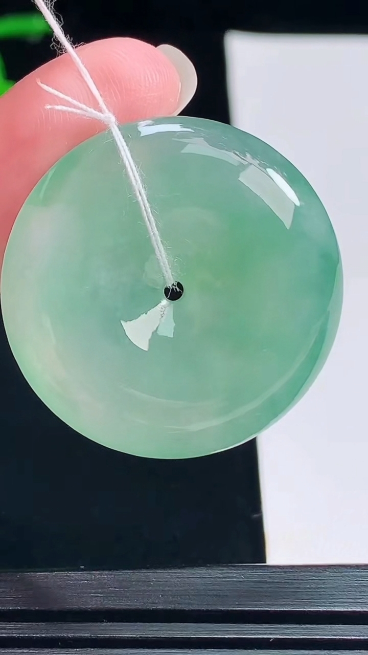 天然A货翡翠平安扣吊坠，尺寸30.8-6.5 重量:13.12g
7月15日