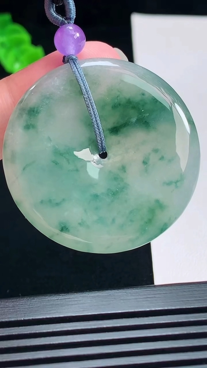 天然A货翡翠飘花平安扣吊坠，尺寸39.2-5 重量:18.28g
7月15日