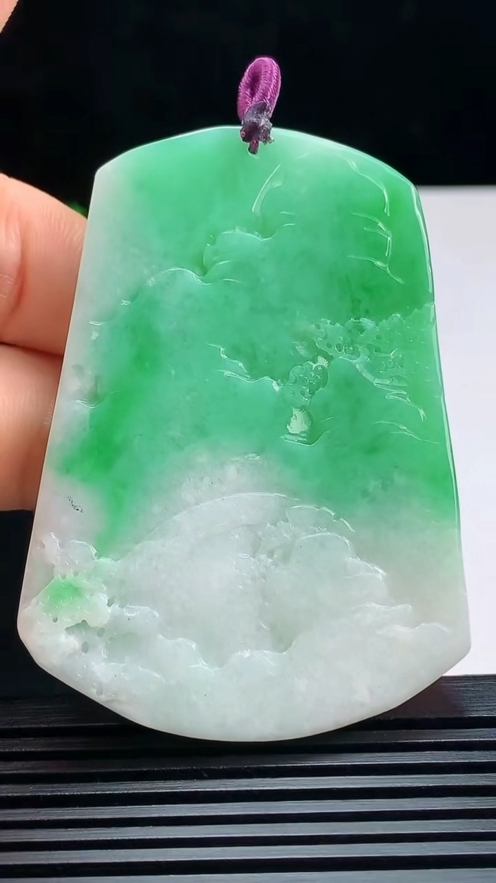 天然A货翡翠山水牌吊坠，尺寸61-44-6 重量:36.18g
7月15日