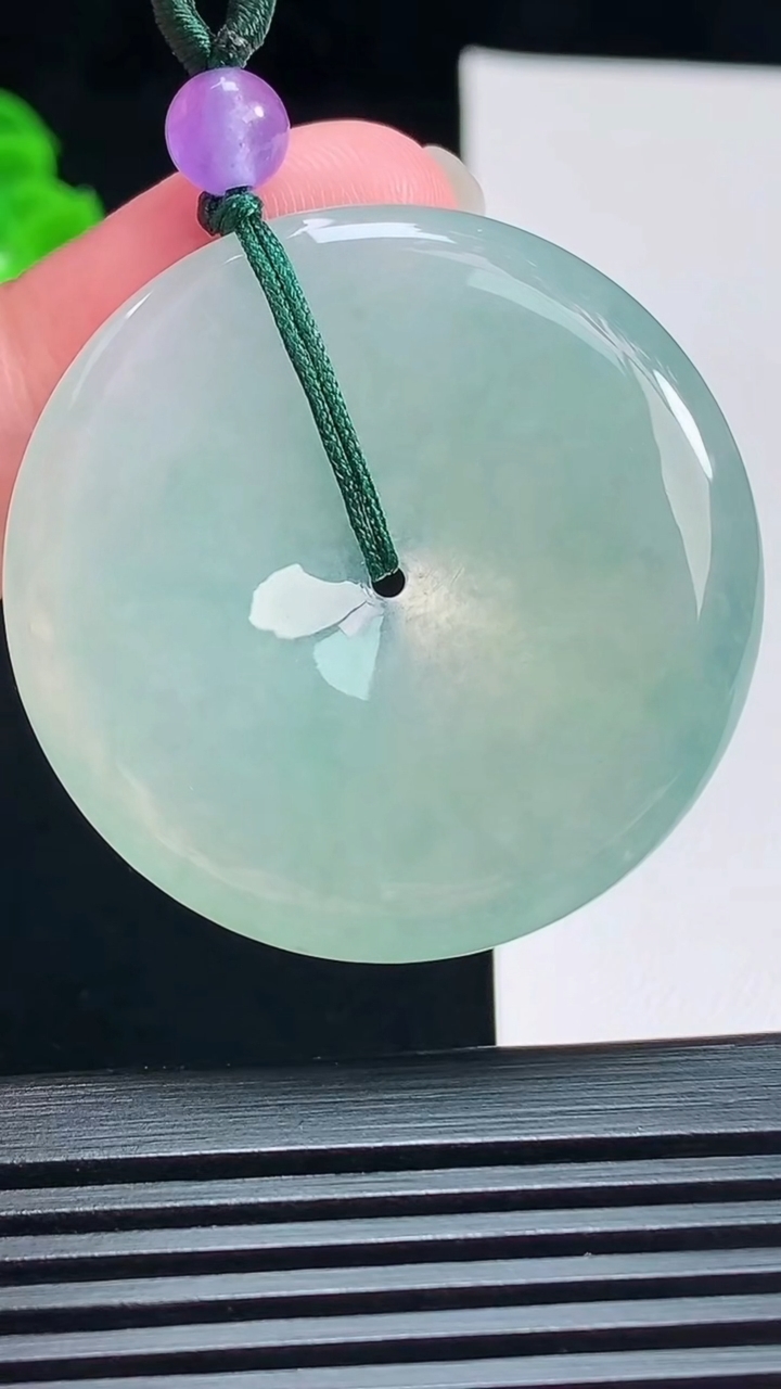 天然A货翡翠平安扣吊坠，尺寸38.5-5.6 重量:18.98g
7月15日