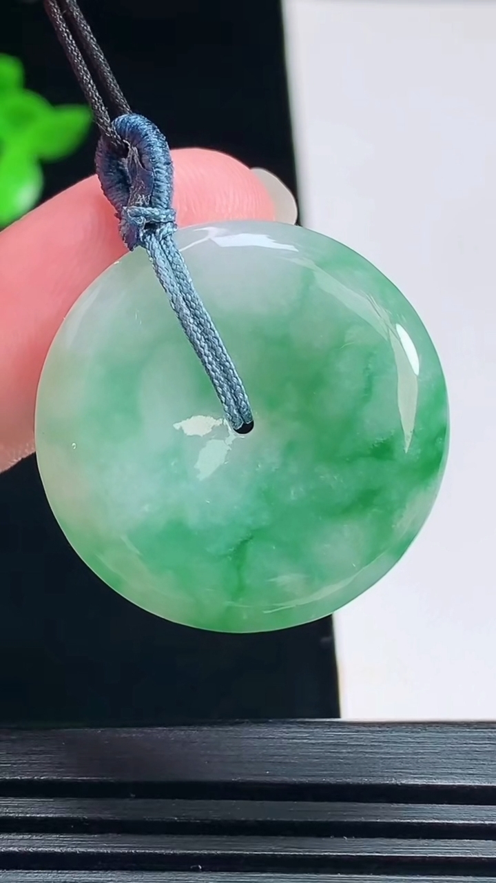 天然A货翡翠平安扣吊坠，尺寸27.5-5.5 重量:8.83g
7月15日