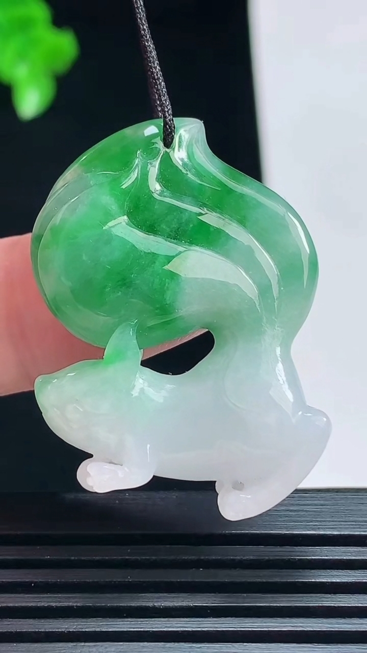 天然A货翡翠松鼠吊坠，尺寸36-27-6.8 重量:9.80g
7月15日