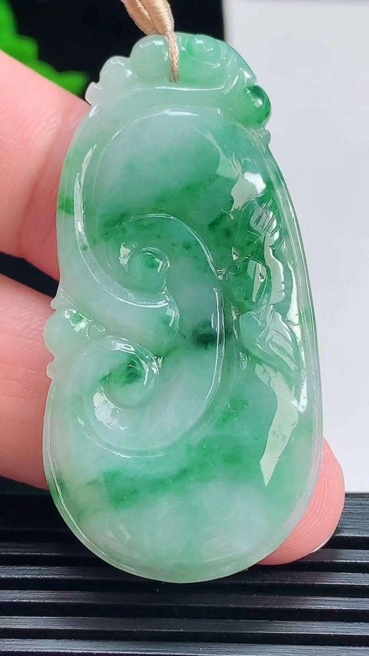 天然A货翡翠如意吊坠，尺寸53-26-5 重量:12.27g
7月15日