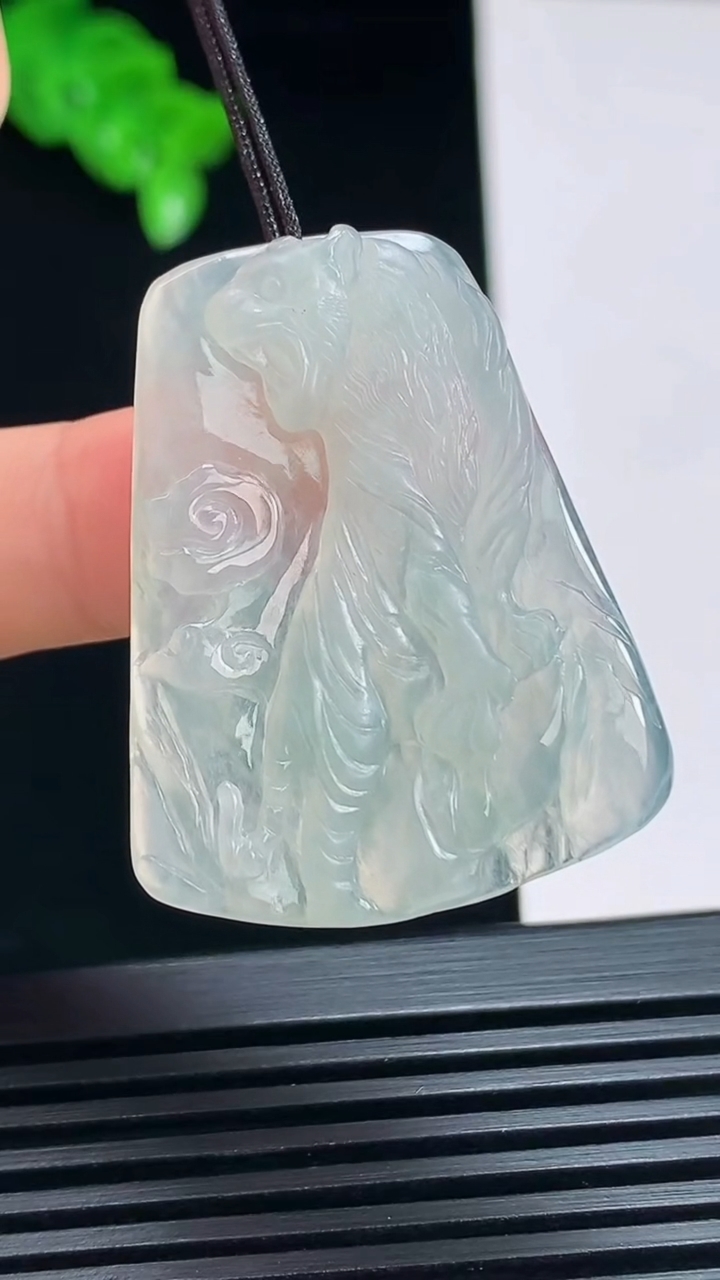 天然A货翡翠生肖虎牌吊坠，尺寸36-28-4 重量:7.53g
7月15日